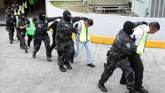 Policías federales conducen a los detenidos en las instalaciones de la fiscalía general en Ciudad de México